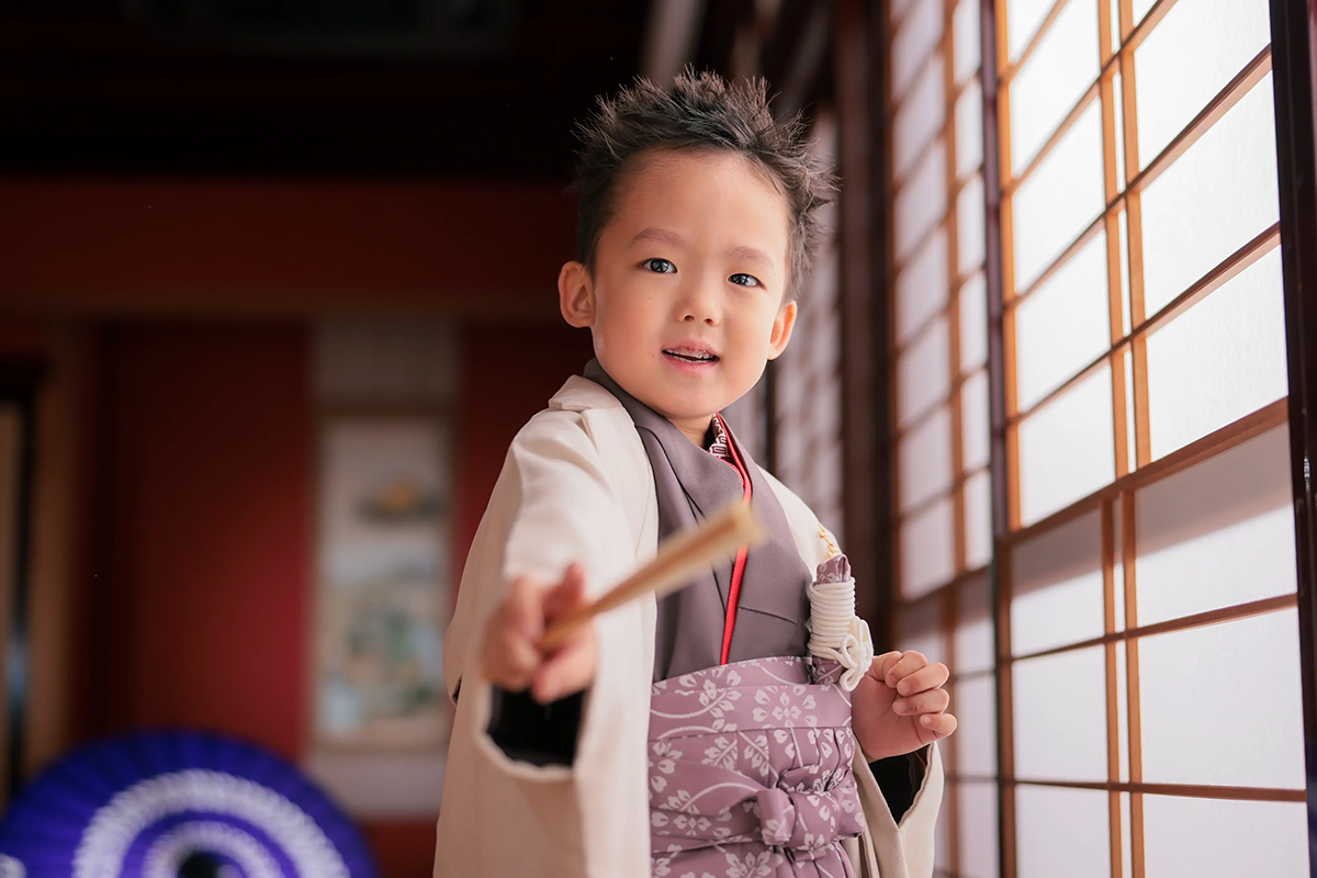 石川県 能美市 フォトアトリエアディ 七五三3歳女の子 和傘 祖父母と家族写真