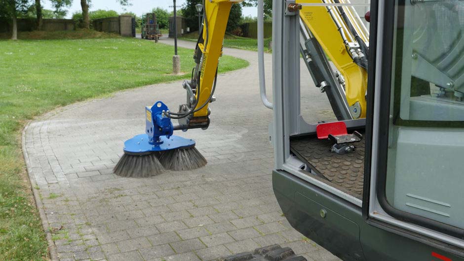 Slanetrac-RB80-Block-Paving-Brush-Cleaner-Mini-Digger-Attachment-2.jpg