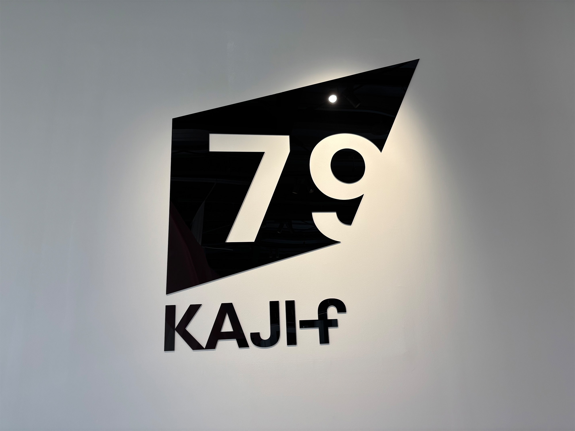 アクリル黒切文字.jpg